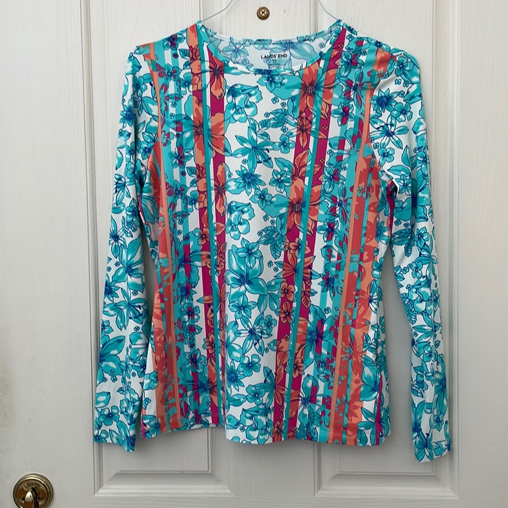 Lands End women S/L 6-8 size athletic long sleeve top.
